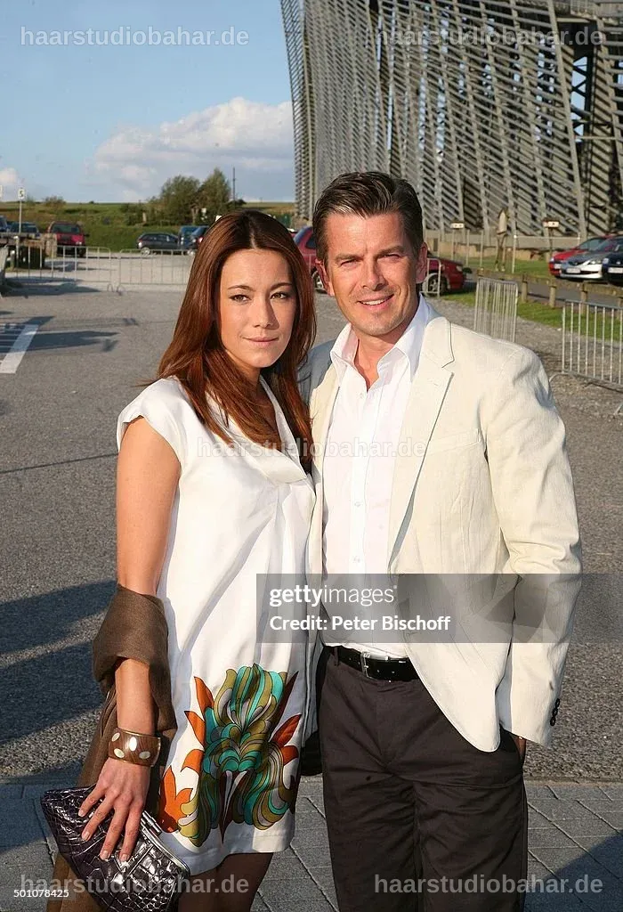 Angela Gessmann und Markus Lanz bei einer Hochzeitsfeier, beide in festlicher Kleidung.