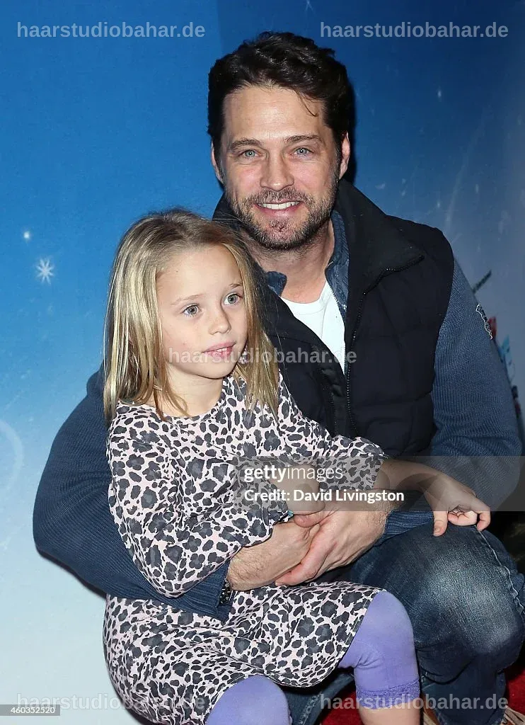 Jason Priestley und Ava Veronica Priestley auf einer Veranstaltung, beide lächelnd.