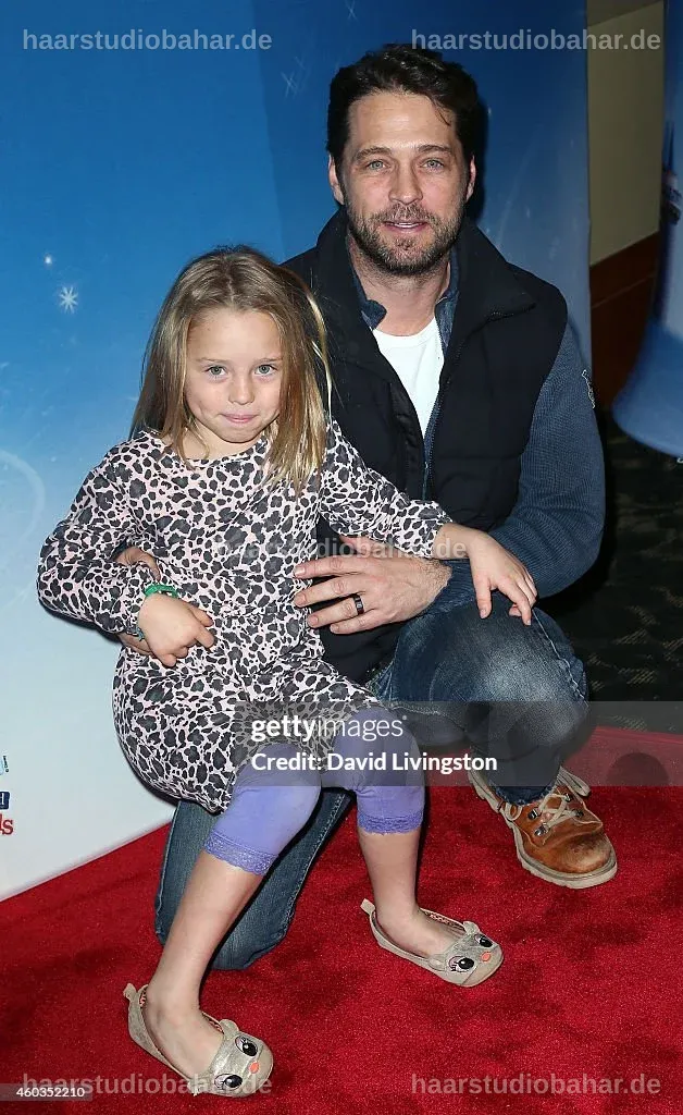 Ava Veronica Priestley und Jason Priestley bei einem öffentlichen Auftritt, beide in eleganter Kleidung.