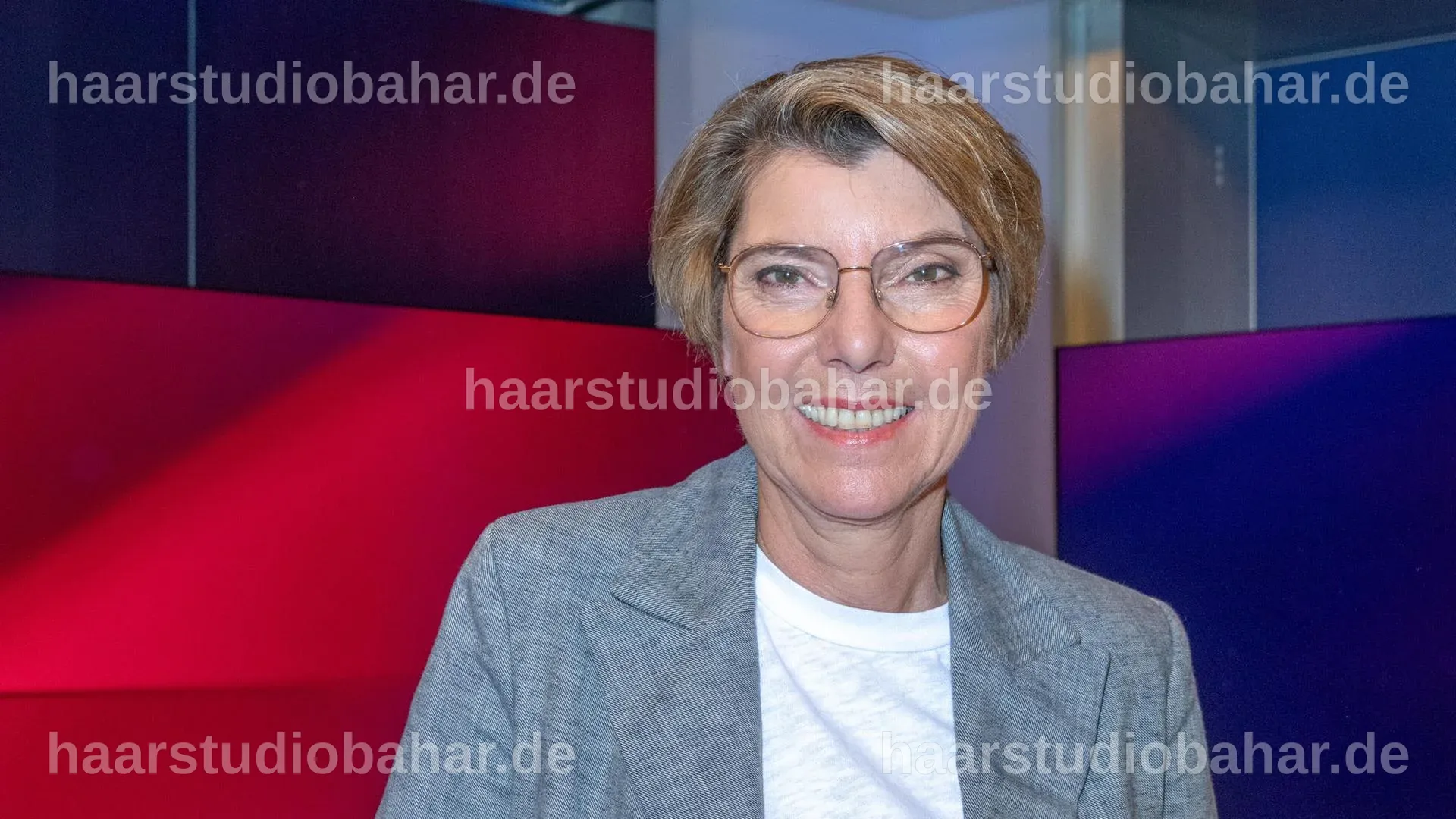 Bettina Böttinger im Studio während der Aufnahme ihres neuen Podcasts.