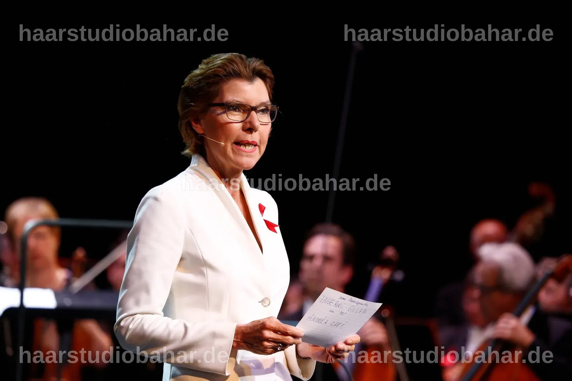 Bettina Böttinger auf der Bühne der Operngala in festlicher Kleidung.