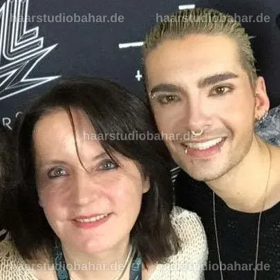 Bill Kaulitz und seine Mutter, die liebevoll miteinander interagieren.