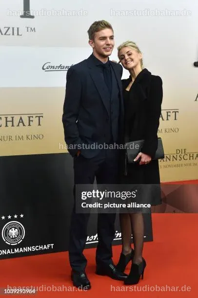 Celina Kramer posiert vor einer neutralen Kulisse.