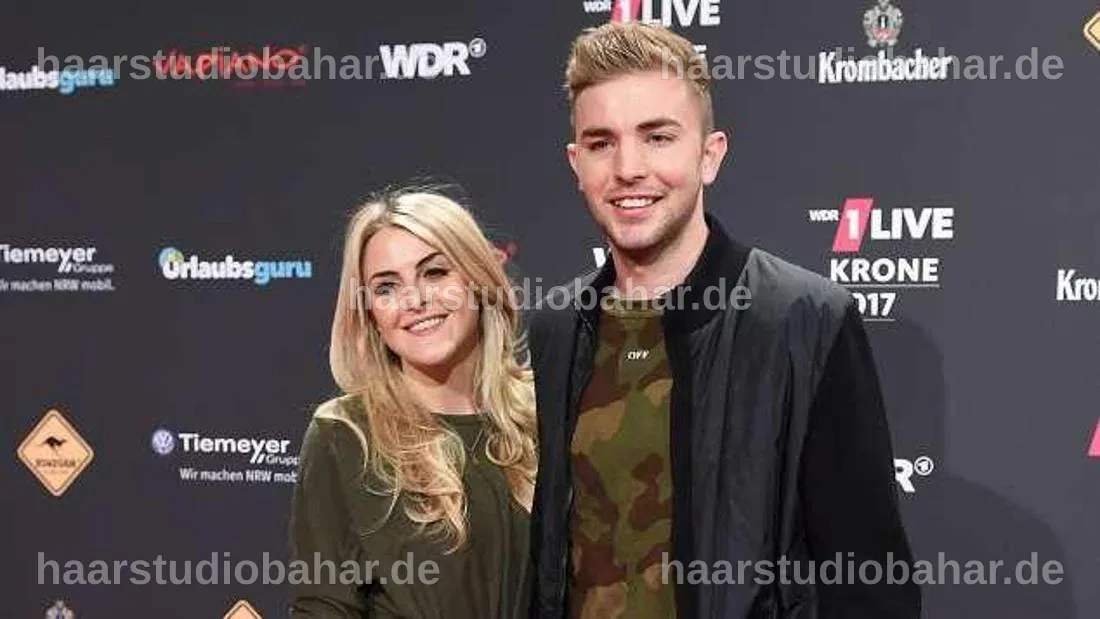 Christoph Kramer und seine Frau bei einer Veranstaltung, beide in eleganter Kleidung.