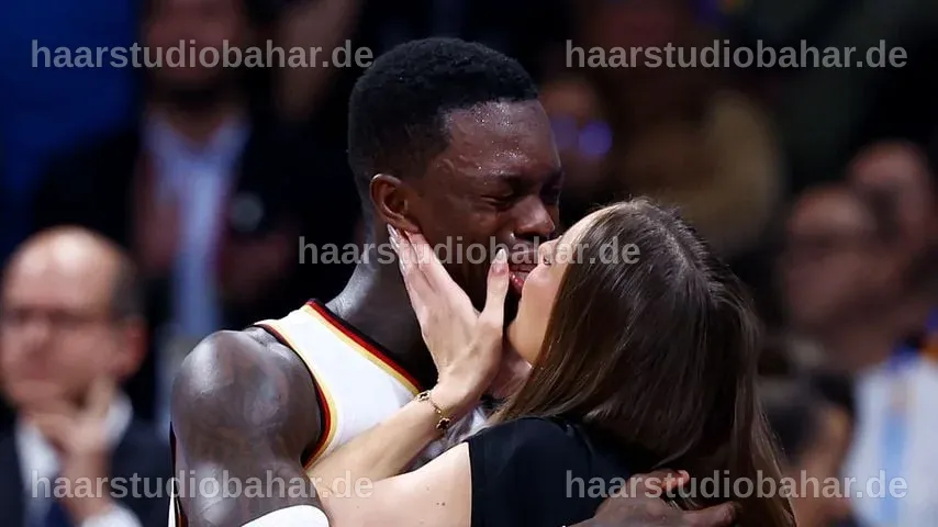 Dennis Schröder küsst Ellen Ziolo nach dem Sieg bei der Basketball-WM.