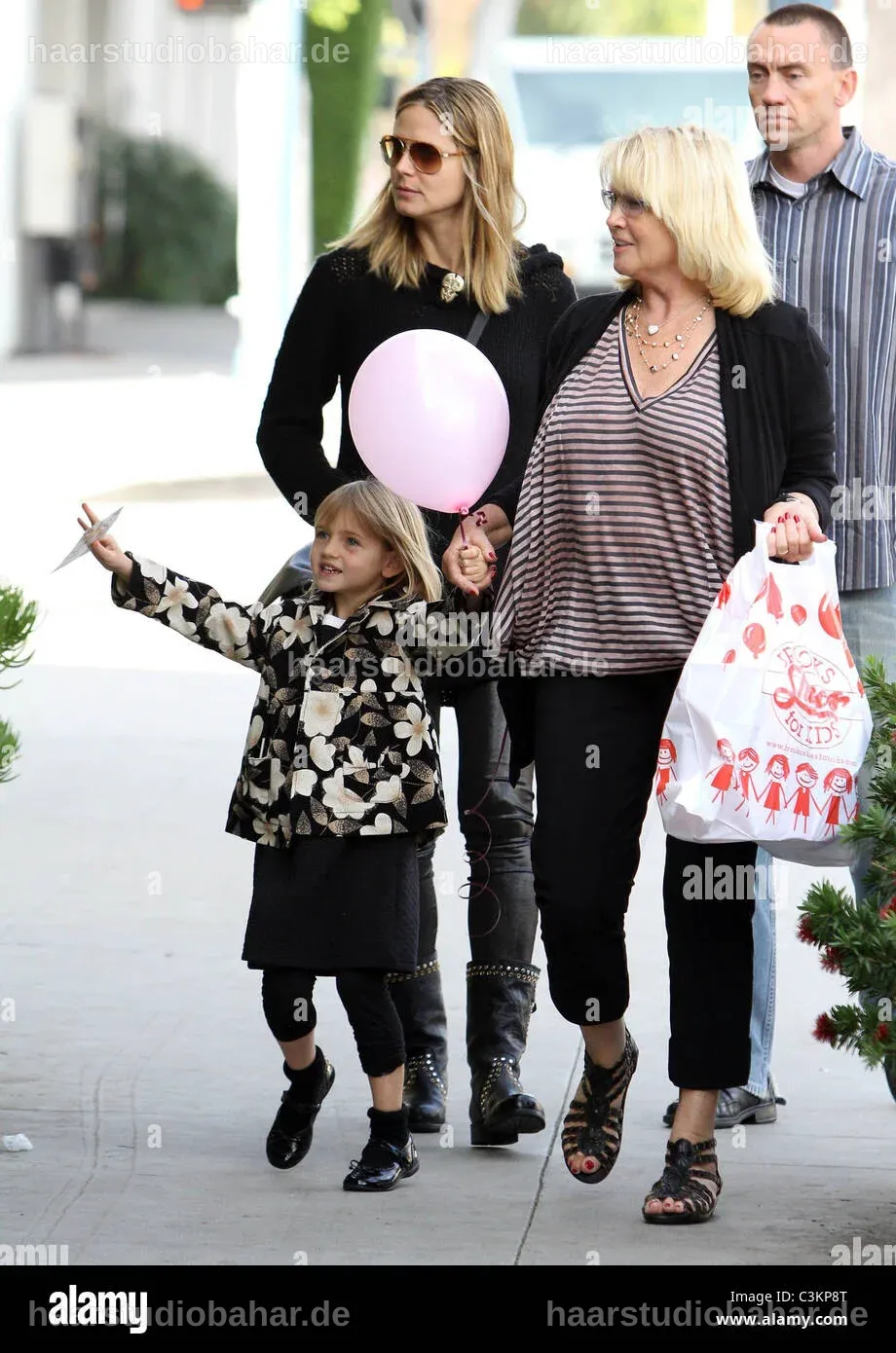 Heidi Klum und Erna Klum beim Einkaufen, Leni Klum ist auch anwesend.