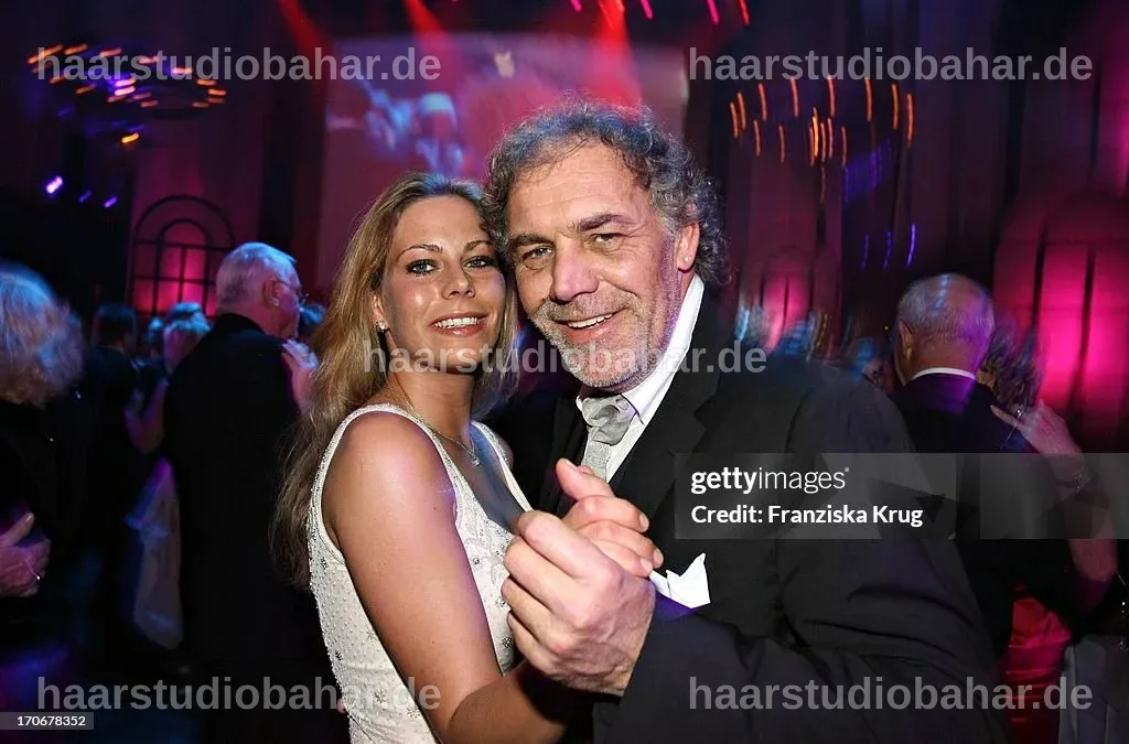 Francesca Kohlund und Christian Kohlund posieren gemeinsam auf dem roten Teppich.