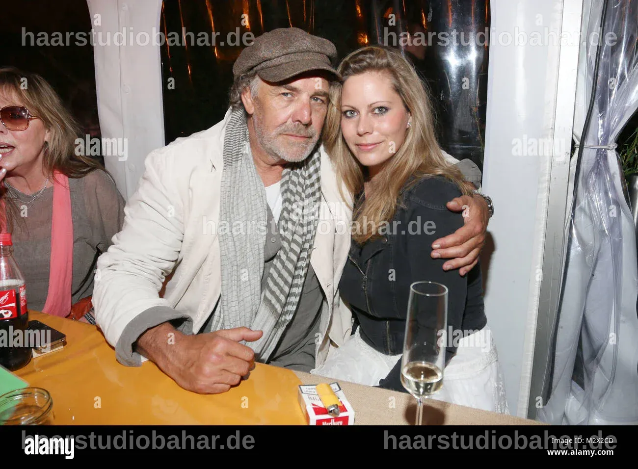 Christian Kohlund und Francesca Kohlund in einem Interview bei einer TV-Show.