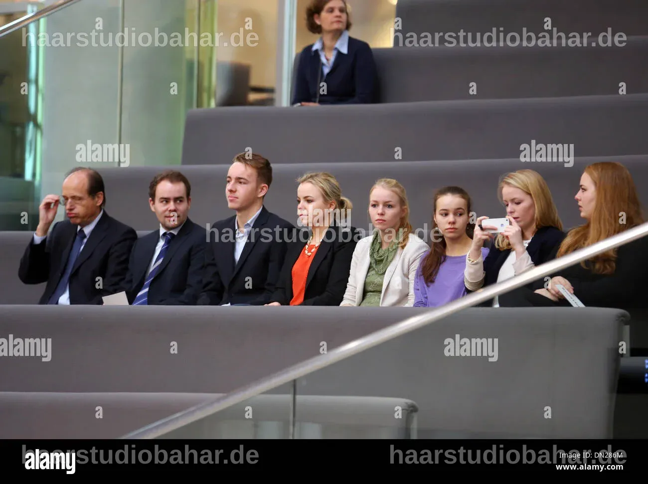 Gracia von der Leyen in einer familiären Umgebung, die ihre enge Beziehung zu Ursula zeigt.