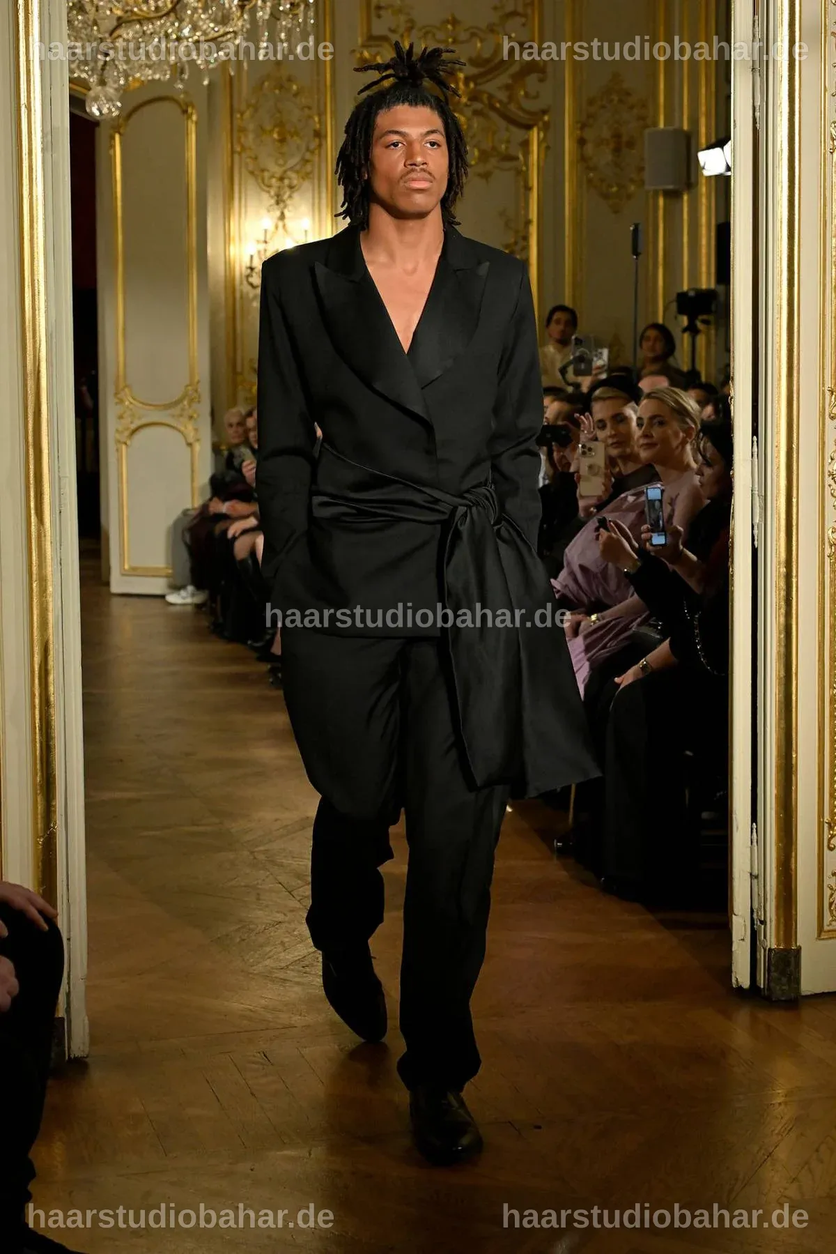 Henry Günther Ademola Dashtu Samuel, 19, debütiert auf der Pariser Fashion Week.