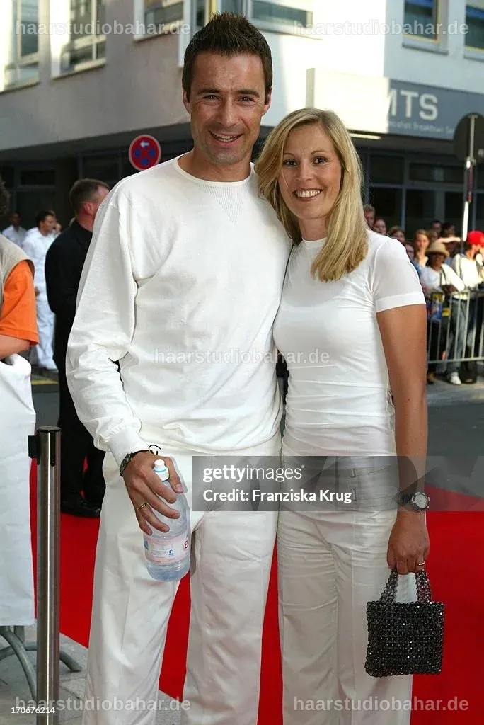 Kai Pflaume und Ilke bei der Deutschlandpremiere eines Films, beide elegant gekleidet.