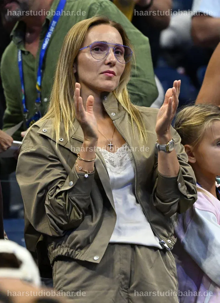 Novak Djokovic und Jelena Djokovic diskutieren besorgt über gesundheitliche Themen.