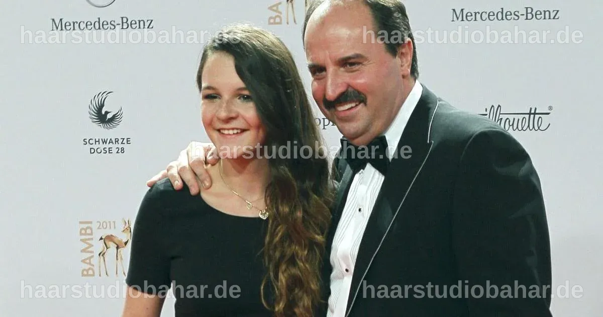 Jennifer Lafer posiert mit einem wohlhabenden Mann bei einer Veranstaltung.
