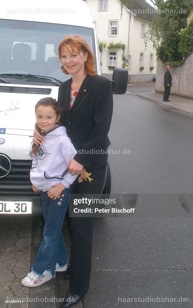 Silvia Lafer umarmt ihre Tochter Jennifer in einem Garten.