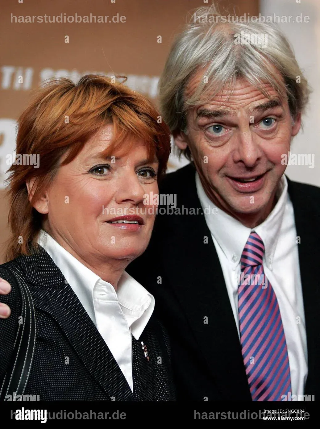 Christine Westermann und Jochen Baller stehen nebeneinander und lächeln.