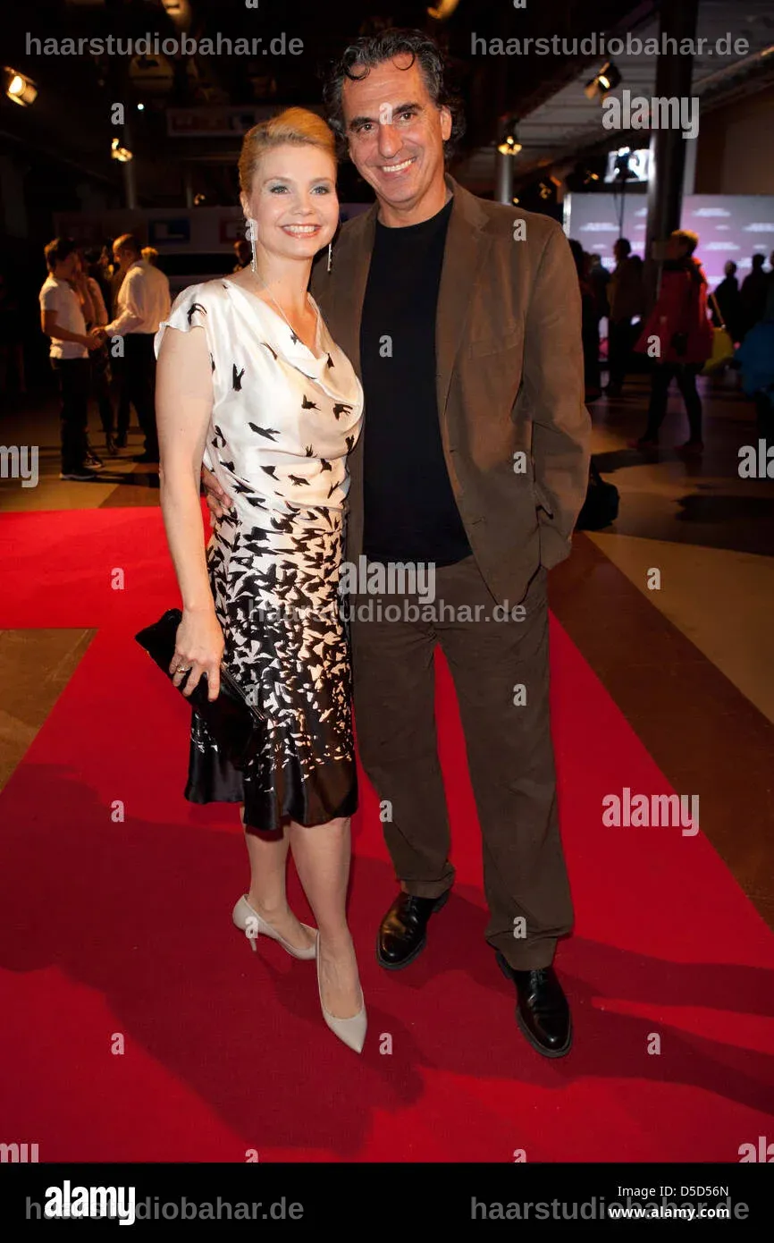 Annette Frier und Johannes Wünsche posieren lächelnd für die Kamera.