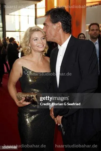Anette Frier und Johannes Wünsche auf einer Gala, beide elegant gekleidet.