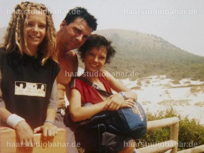 Bill und Tom Kaulitz posieren mit ihrem Vater Jörg in Brasilien.