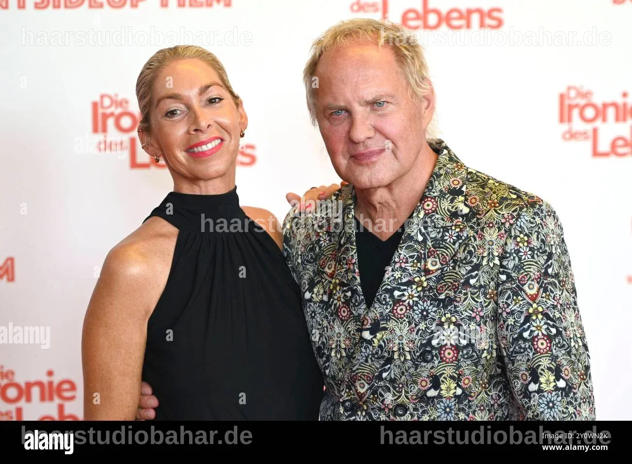 Kiki Viebrock und Uwe Ochsenknecht posieren für Fotos.