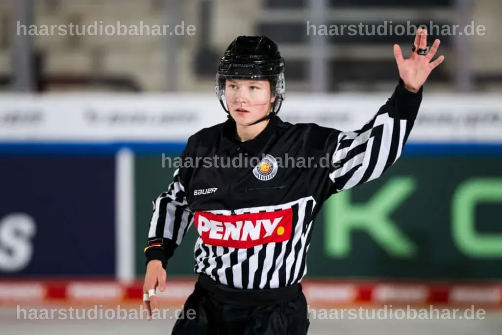 Einladungsbrief für Schiedsrichterin Lara Fischer von USA Hockey.