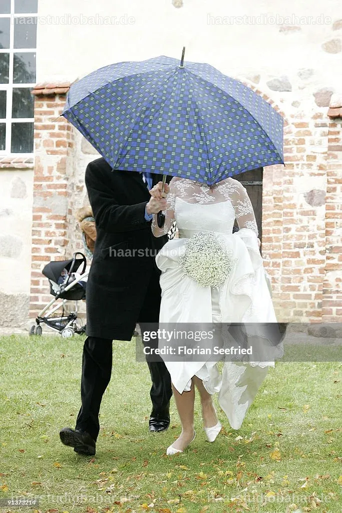 Barbara Schöneberger verlässt die Kirche nach der Hochzeit mit Maximilian.