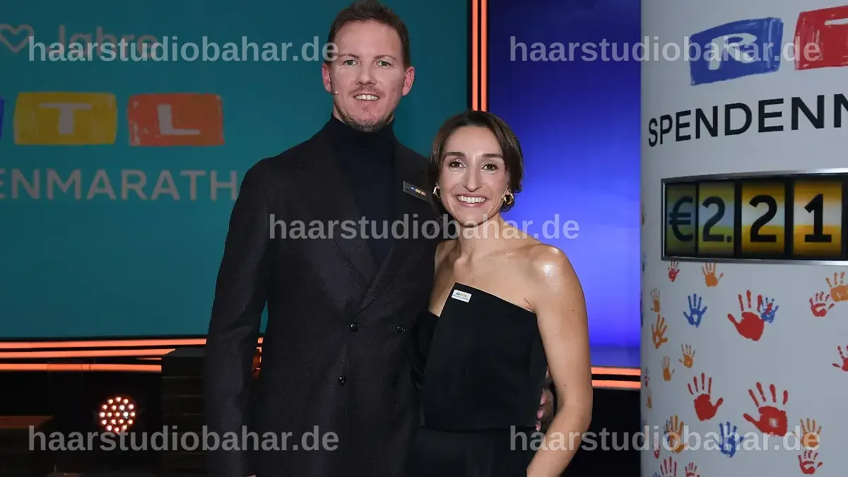 Julian Nagelsmann und Lena Wurzenberger beim RTL-Spendenmarathon, lächelnd.