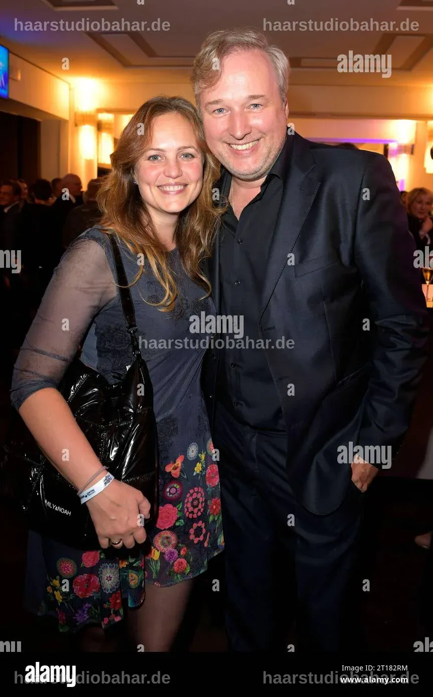 Stephan Grossmann und Lidija Grossmann lächeln bei einer glamourösen Premiere.