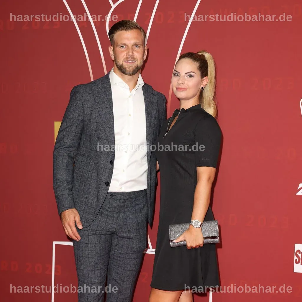 Niclas Füllkrug bei einem öffentlichen Auftritt in sportlicher Kleidung.