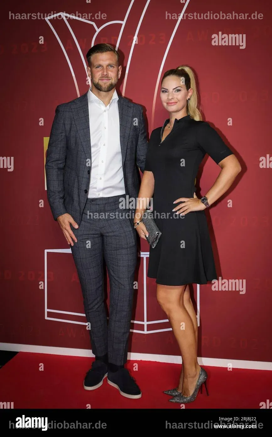 Niclas Füllkrug in Aktion während eines Fußballspiels in Hamburg.