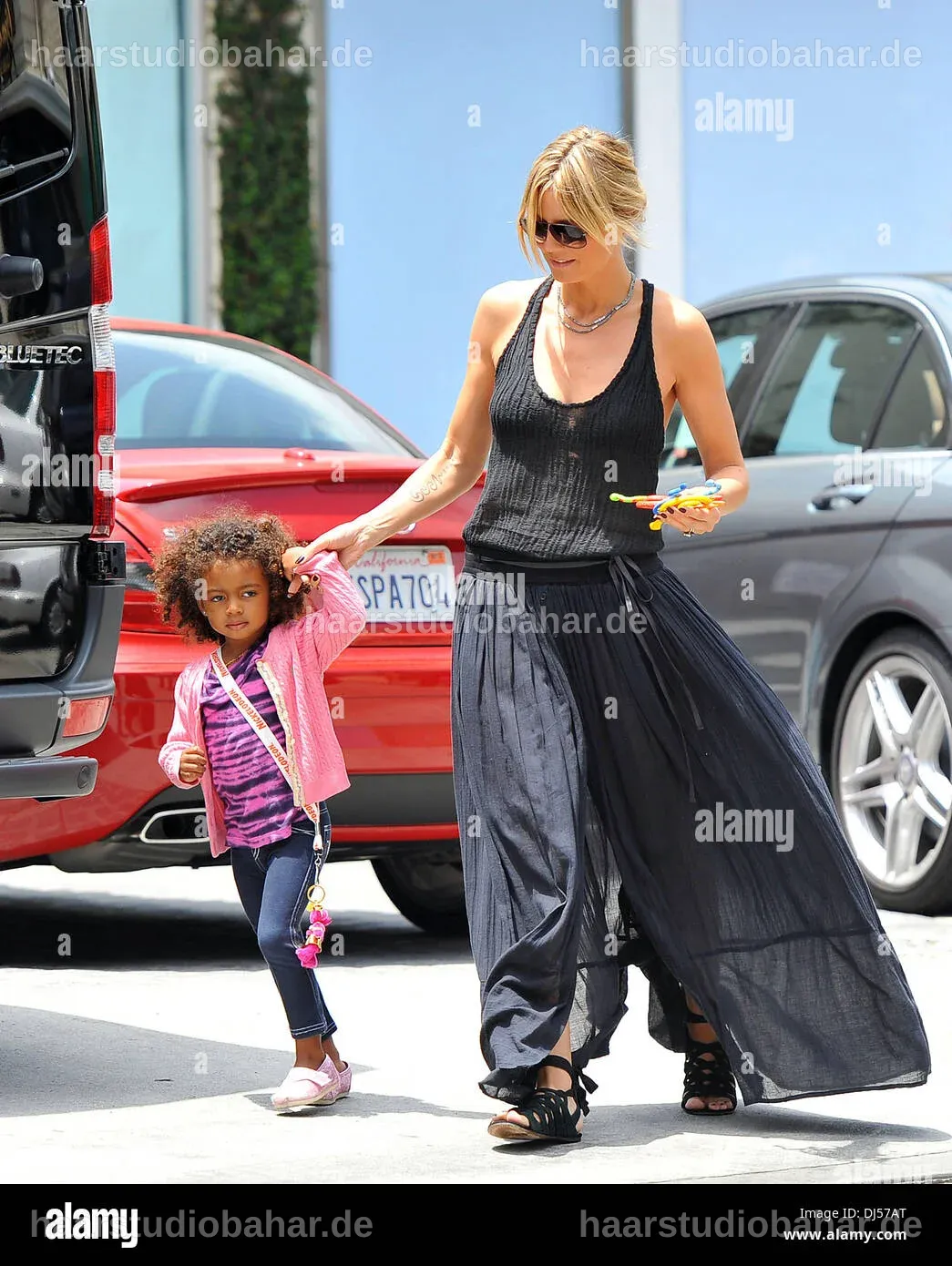 Heidi Klum mit Lou Sulola Samuel, beide in lässiger Kleidung.