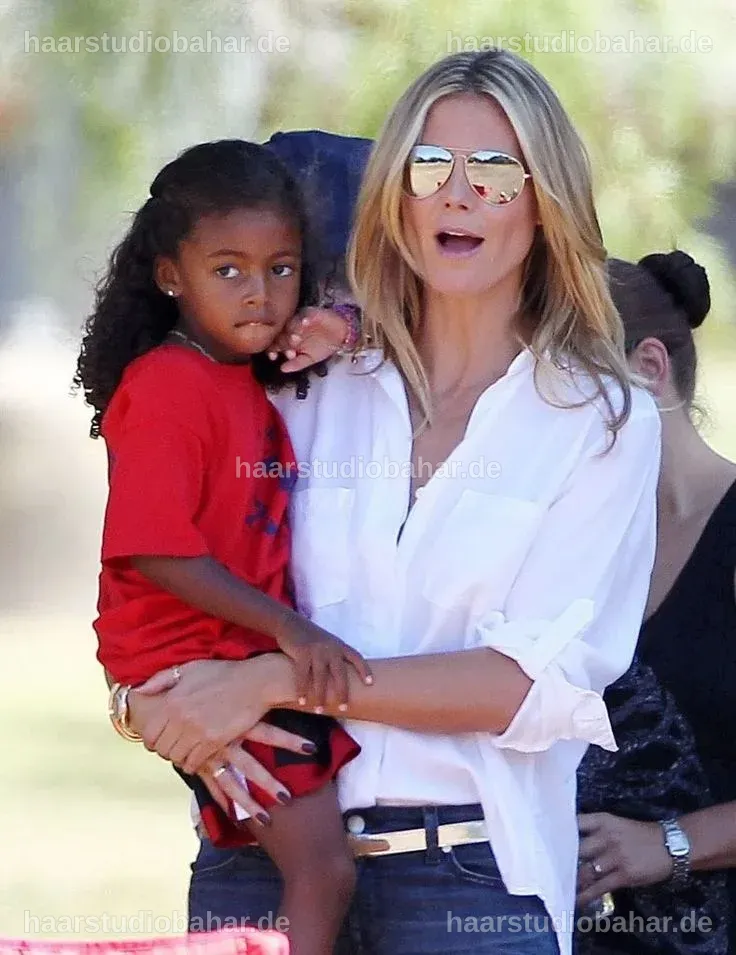 Lou Sulola Samuel, die Tochter von Heidi Klum, in einem familiären Moment.