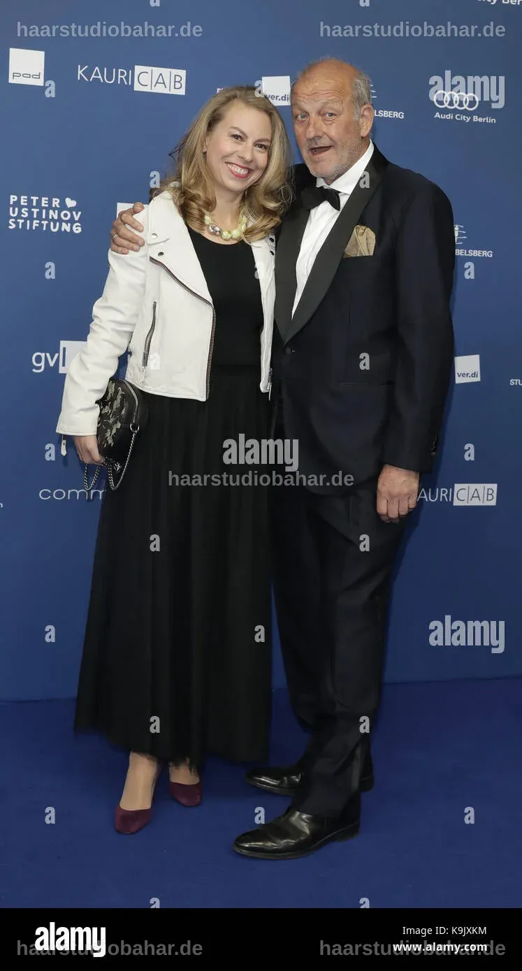 Maren Muntenbeck und Leonard Lansink in Berlin, lächelnd und elegant gekleidet.