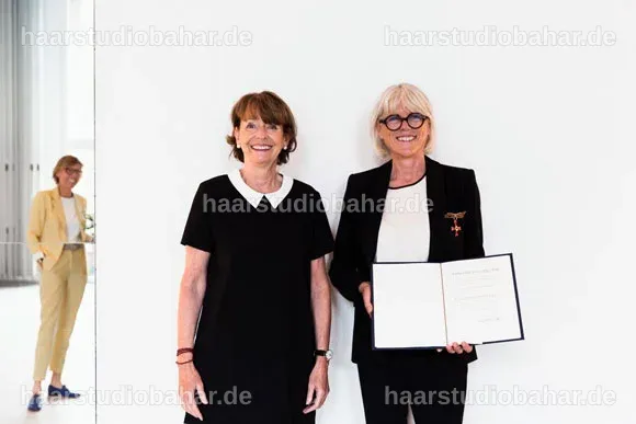 Martina Wziontek mit dem Bundesverdienstkreuz in Burundi.