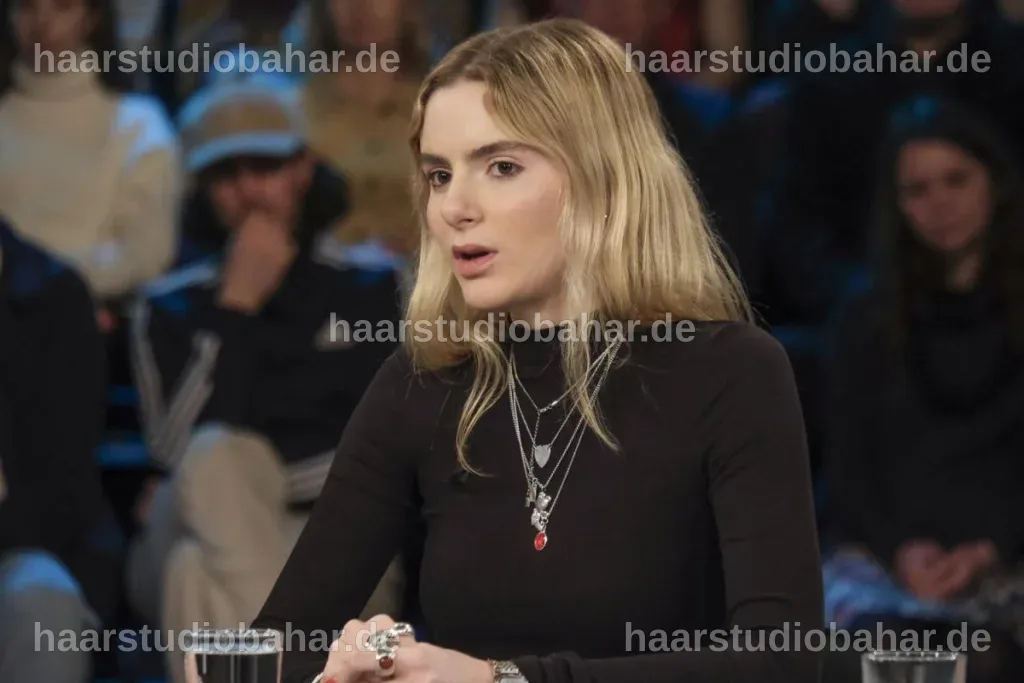 Mia Guethe lächelt in einem Interview, ihre Leidenschaft für den Fußball sichtbar.