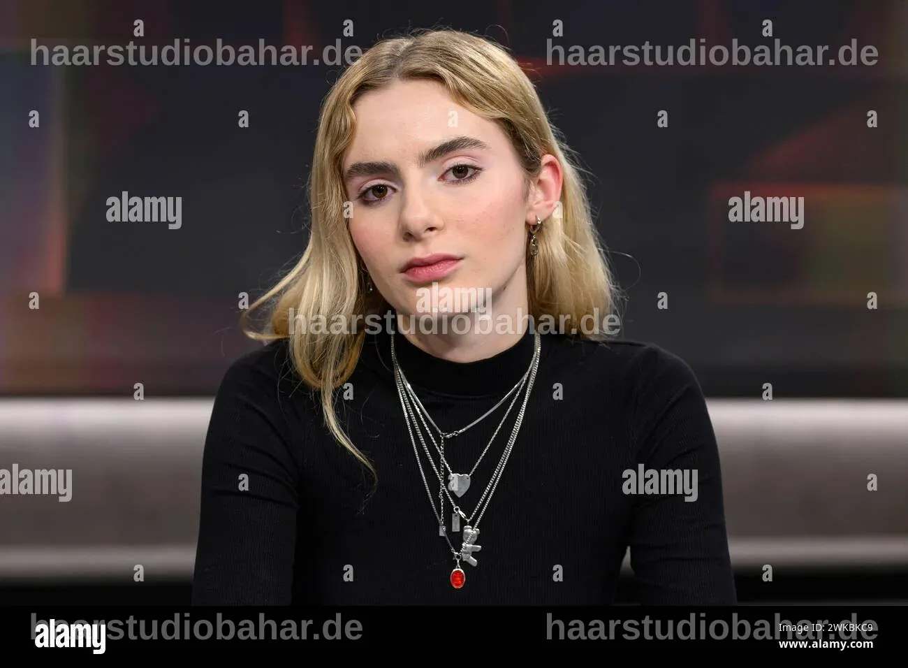 Mia Guethe in einer Talkrunde, ihre Argumente klar und überzeugend präsentiert.