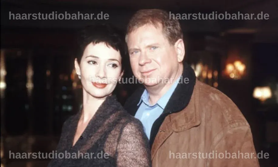 Petra Offizorz, elegant gekleidet, steht neben Rainer Hunold auf dem roten Teppich.