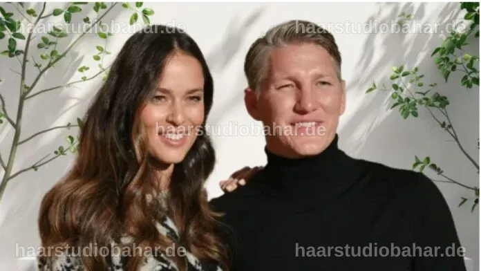 Silva und Bastian Schweinsteiger posieren lächelnd bei einer Veranstaltung.