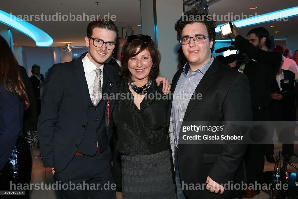 Sebastian Feldhofer mit seiner Familie, lächelnd in einem Park.