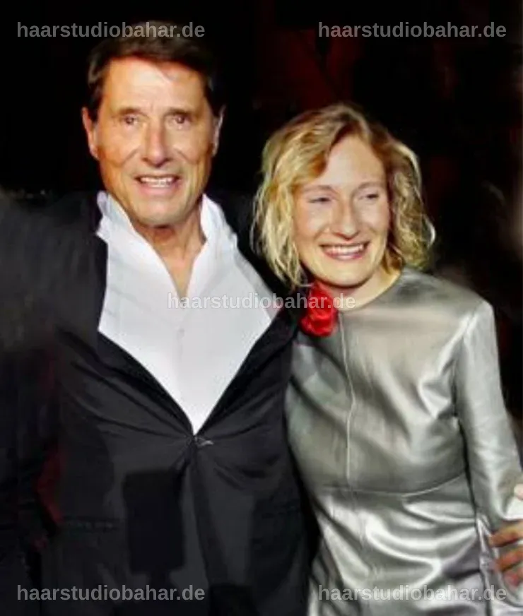 Sonja Jürgens posiert lächelnd neben ihrem Vater Udo Jürgens.