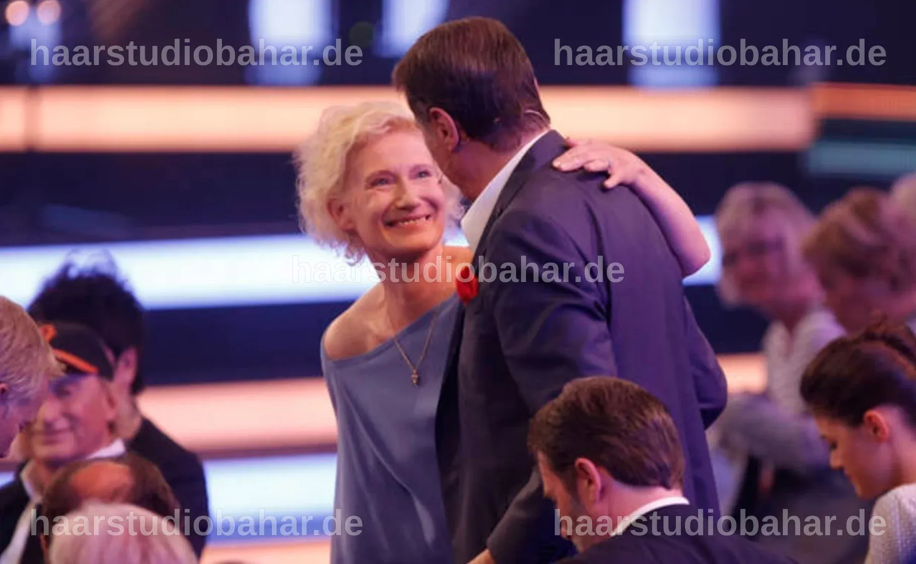 Sonja Jürgens steht neben ihrem Vater Udo Jürgens und lächelt.