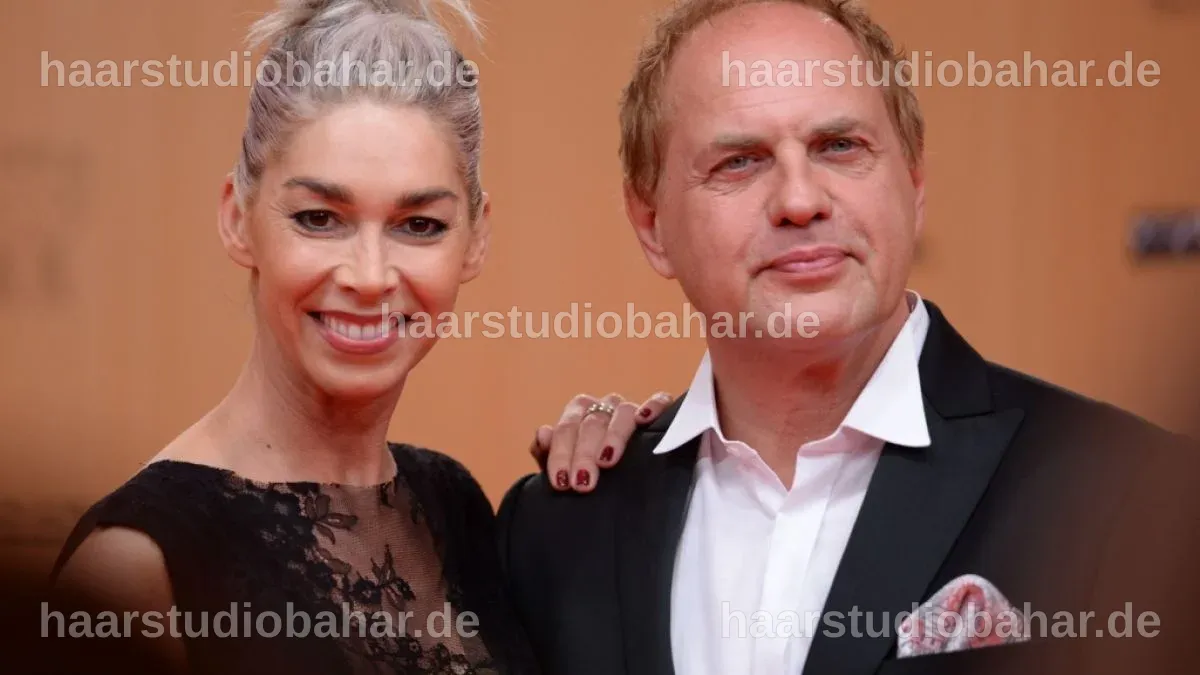 Uwe Ochsenknecht und Kiki Viebrock genießen einen entspannten Moment zusammen.
